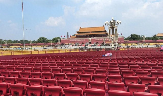 这下除了工作人员，全国都知道了！阅兵的座椅不是一个一个拆的